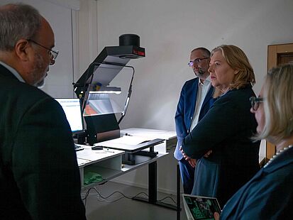 Bundesarchiv-Präsident Michael Hollmann und Bundestagspräsidentin Bärbel Bas in der Digitalisierungswerkstatt vor einem Scanner