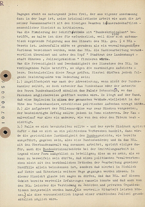 Dokument mit Maschinentext sowie handschriftlichen Korrekturen und Unterstreichungen