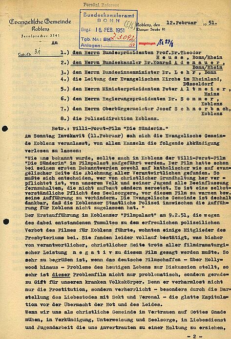 Schreiben der Evangelischen Gemeinde Koblenz an Bundeskanzler Adenauer zum Verbot der Aufführung des Films „Die Sünderin“ mit Hildegard Knef (Seite 1), 12. Februar 1951 Maschinentext auf offiziellem Briefpapier mit behördlichem Stempel und handschriftlichen Vermerken