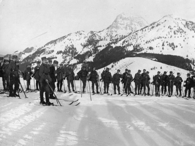 Deutsche Schneeschuhsoldaten beim Antritt einer Patrouille in den Vogesen, 1916