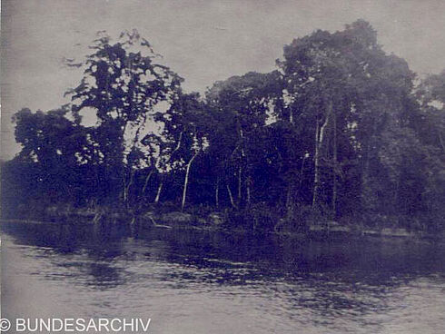 Schwarz-Weiß-Fotografie des Unterlaufes des Kaiserin-Augusta-Flusses