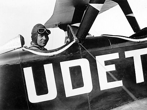 Schwarz-Weiß-Fotografie von Ernst Udet in seinem Flamingo