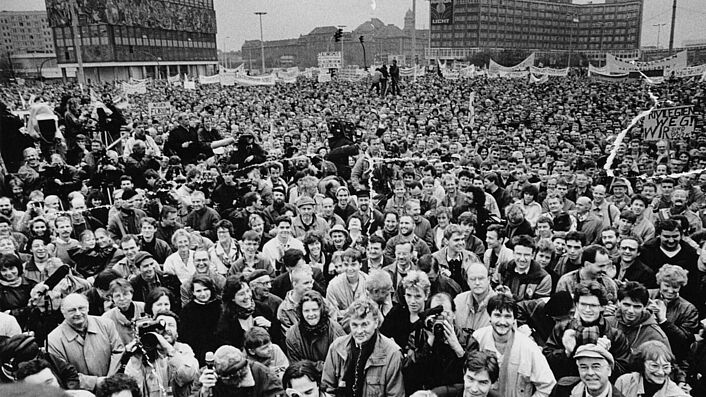 Foto von Demonstranten am 07.10.1989 auf dem Alexanderplatz in Berlin