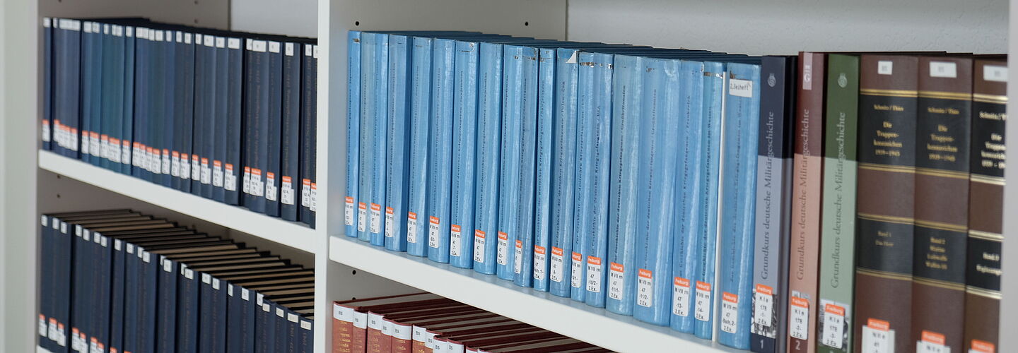 Bücher und Hefte in einem Regal