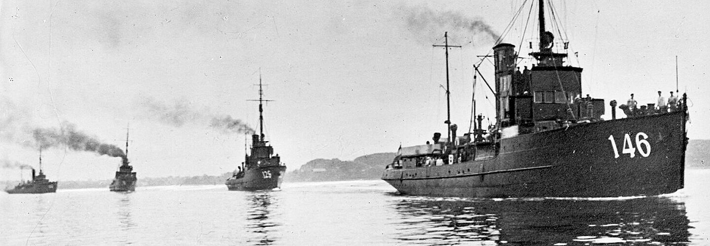 Minensuchboot "M 146" mit drei weiteren Schiffen in Kiel einlaufend