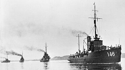 Minensuchboot 'M 146' mit drei weiteren Schiffen in Kiel einlaufend