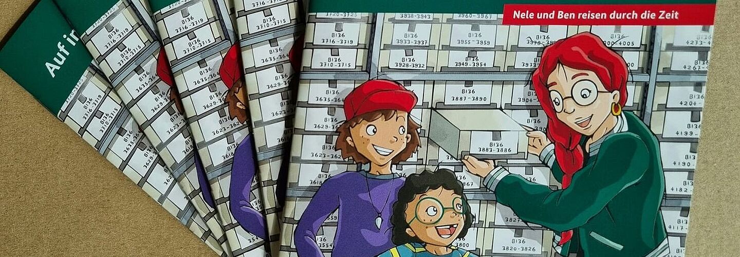Nahaufnahmen von mehreren Ausgaben des Kinderhefts „Auf ins Bundesarchiv! – Nele und Ben reisen durch die Zeit“