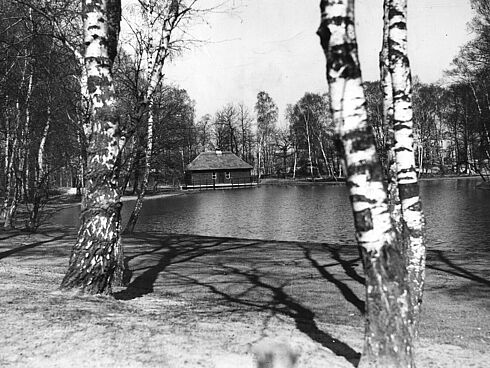 See und Saunagebäude im Olympischen Dorf Dallgow (Sommer 1936)