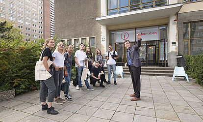 Eine Gruppe junger Menschen nimmt an einer Führung über das Gelände 'Stasi-Zentrale. Campus für Demokratie' teil.