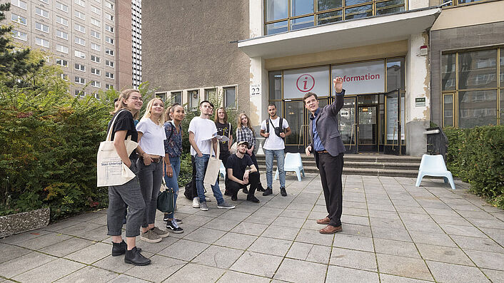 Eine Gruppe junger Menschen nimmt an einer Führung über das Gelände 'Stasi-Zentrale. Campus für Demokratie' teil.