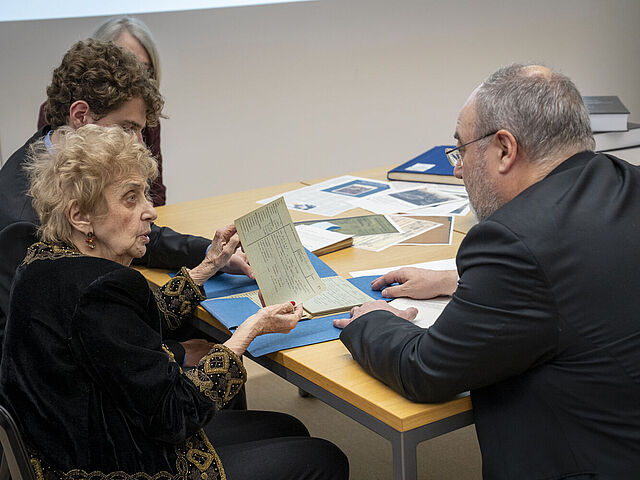 In Dokumenten des Bundesarchivs zum Konzentrations- und Vernichtungslager Auschwitz geht es unter anderem um Häftlingstransporte und die Organisation des Lagers. Sie benennen auch die Täter