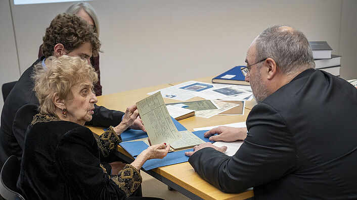 In Dokumenten des Bundesarchivs zum Konzentrations- und Vernichtungslager Auschwitz geht es unter anderem um Häftlingstransporte und die Organisation des Lagers. Sie benennen auch die Täter
