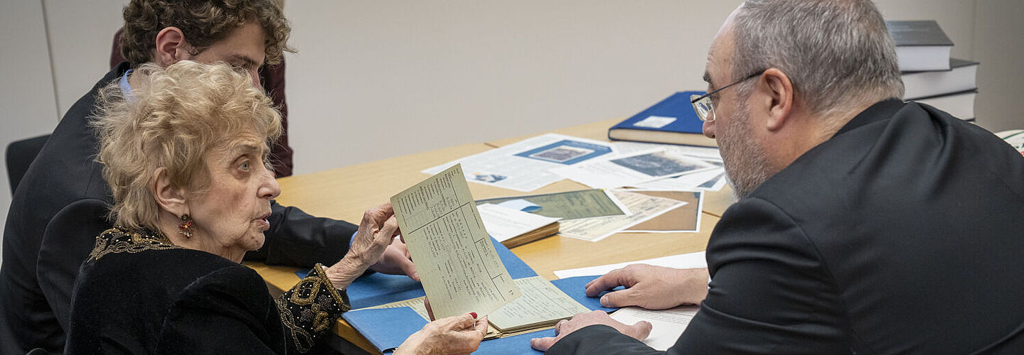 In Dokumenten des Bundesarchivs zum Konzentrations- und Vernichtungslager Auschwitz geht es unter anderem um Häftlingstransporte und die Organisation des Lagers. Sie benennen auch die Täter