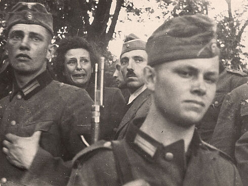 Leni Riefenstahl im Hintergrund mit deutschen Soldaten in Konskie, Polen