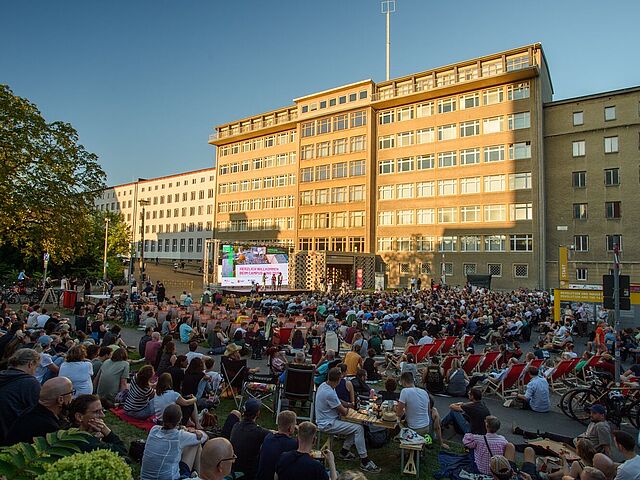 Publikum des Campus-Kinos beim Dokumentarfilm "Stasi FC"