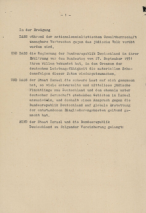 maschinengeschriebener Text mit Absätzen auf bräunlichem Papier