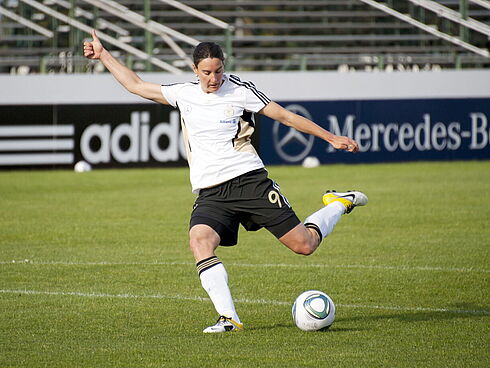 Birgit Prinz, Spielführerin&nbsp;der deutschen Fußball-Nationalmannschaft der Frauen bei einem Techniklehrgang&nbsp;am 11. April 2011
