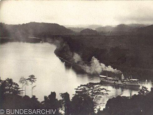 Schwarz-Weiß-Fotografie der S.M.S. Condor beim ankern