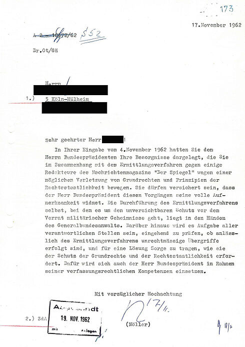 Antwort aus dem Bundespräsidialamt auf das eingegangene Bürgerschreiben, 17. November 1962 Maschinentext mit Ausgangsstempel, anonymisiertem Empfängernamen, handschriftlichen Vermerken und Daten sowie originaler Unterschrift