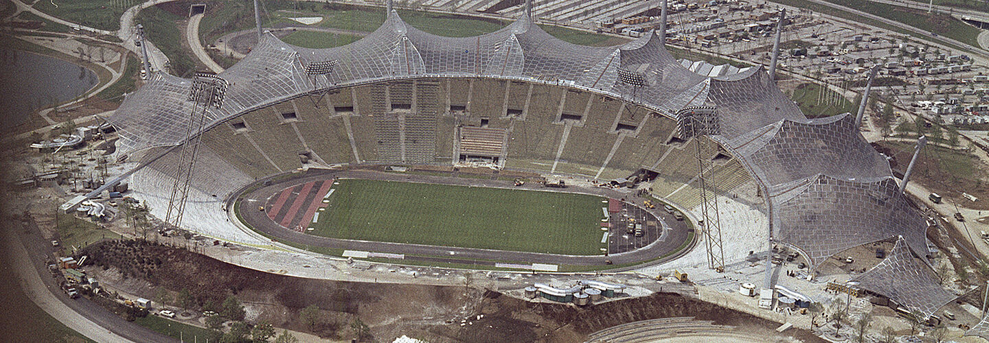 Farbaufnahme des Münchner Olympiastadions aus der Vogelperspektive