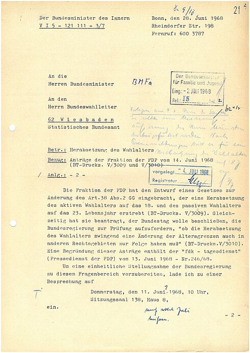 Dokument mit Maschinentext, handschriftlichen Ergänzungen sowie Stempeln und behördlichen Angaben