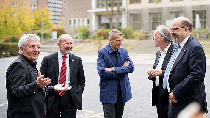 Das Bild zeigt Roland Jahn und den Schweizer Nationalratspräsidenten Dominique de Buman mit einer Delegation. Alle Personen auf dem Bild lächeln.