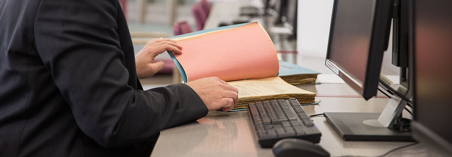 Ein Nutzer im Lesesaal des Bundesarchivs