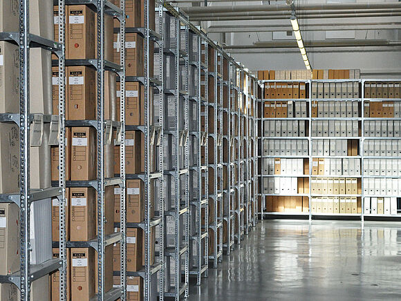 Stasi-Unterlagen-Archiv Neubrandenburg Aktenregale mit in Kartons gelagerten Stasi-Unterlagen im Magazin des Archivs in Neubrandenburg
