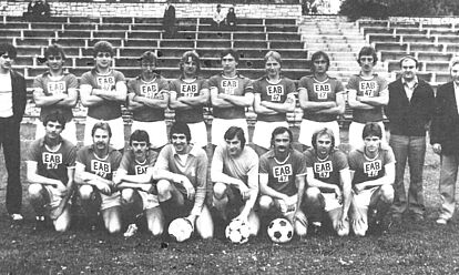Mannschaftsfoto des damaligen BSG-EAB-Lichtenberg 47 im Hans-Zoschke-Stadion. Im Vordergrund ist die Mannschaft zu erkennen, im Hintergrund eine der Stadiontribünen.