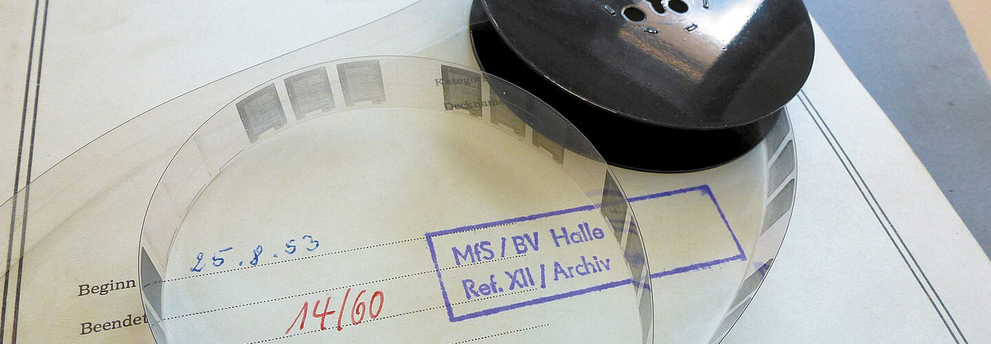 Akte und Rollfilm mit verfilmtem Schriftgut der MfS-Bezirksverwaltung Halle