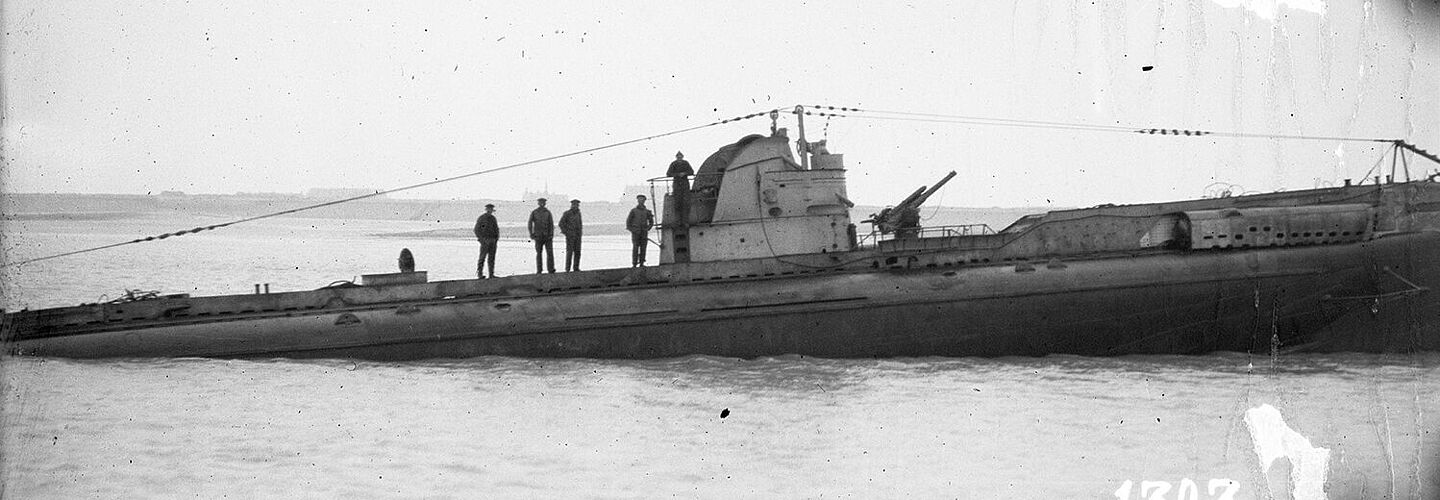 Deutsches U-Boot vor einer Küste, 14. März 1918 Aufgetauchtes U-Boot mit Besatzung auf See vor einer Küste