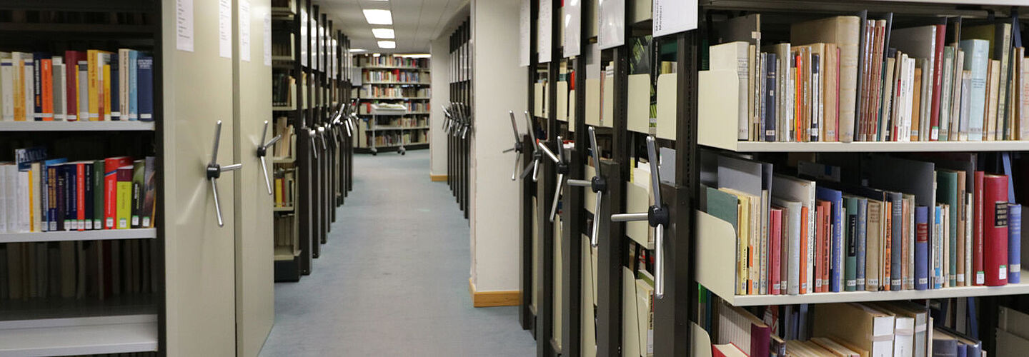 Bücherregale in der Bibliothek des Bundesarchivs in Koblenz Bücherregale in der Bibliothek des Bundesarchivs in Koblenz