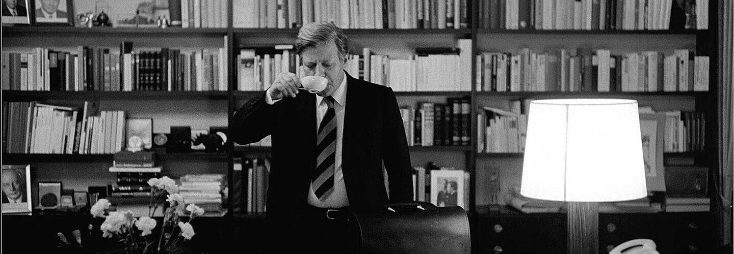 Bundeskanzler Helmut Schmidt in seinem Arbeitszimmer im Palais Schaumburg,