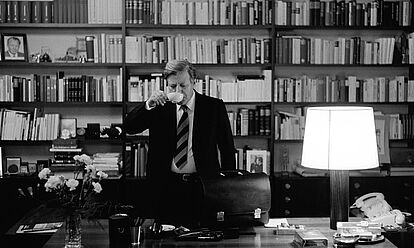 Bundeskanzler Helmut Schmidt in seinem Arbeitszimmer im Palais Schaumburg,