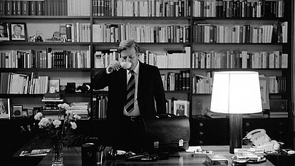 Bundeskanzler Helmut Schmidt in seinem Arbeitszimmer im Palais Schaumburg,