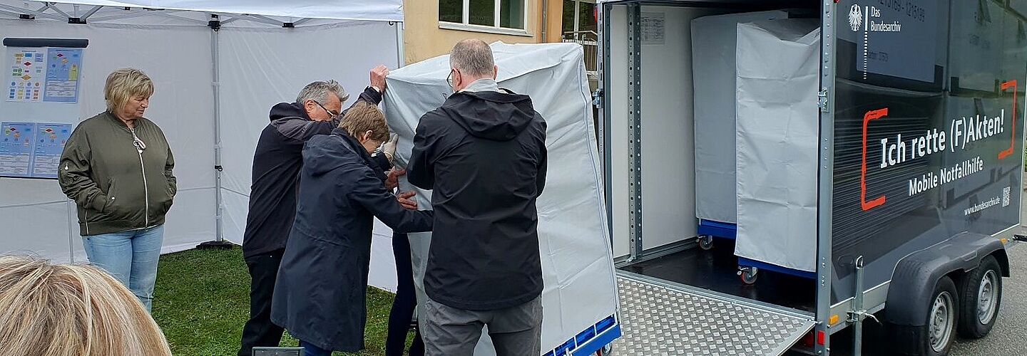 Neuer Katastrophenschutz-Anhänger im Stasi-Unterlagen-Archiv Schwerin im Einsatz
