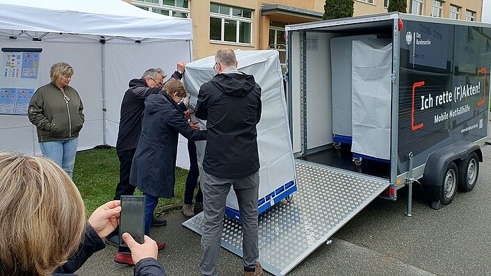 Neuer Katastrophenschutz-Anhänger im Stasi-Unterlagen-Archiv Schwerin im Einsatz