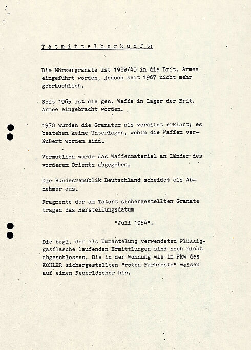 Das Dokument zeigt den Zwischenbericht der Sonderkommission zum Sprengstoffanschlag auf dem Oktoberfest 1980. Im Bericht werden die Tat, die Ermittlungen und die nächsten Schritte der Ermittlung und Öffentlichkeitsarbeit.
