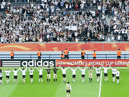 Die deutsche Fußball-Nationalmannschaft der Frauen nach ihrem 2:1-Sieg beim Eröffnungsspiel der Frauen-Fußball-WM 2011 gegen Kanada im Berliner Olympiastadion