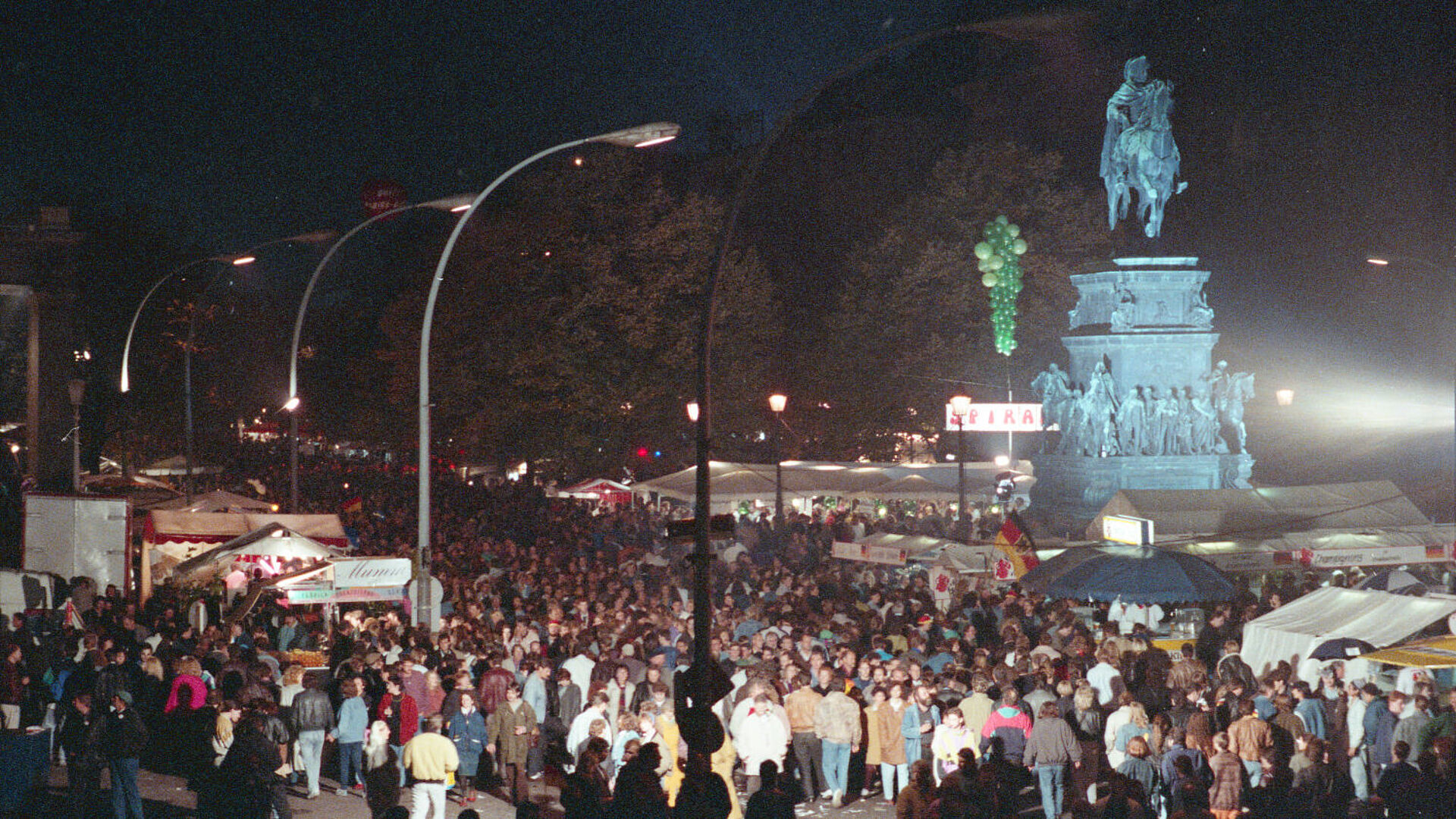 Bild aus Berlin in der Straße Unter den Linden am 3. Oktober 1990