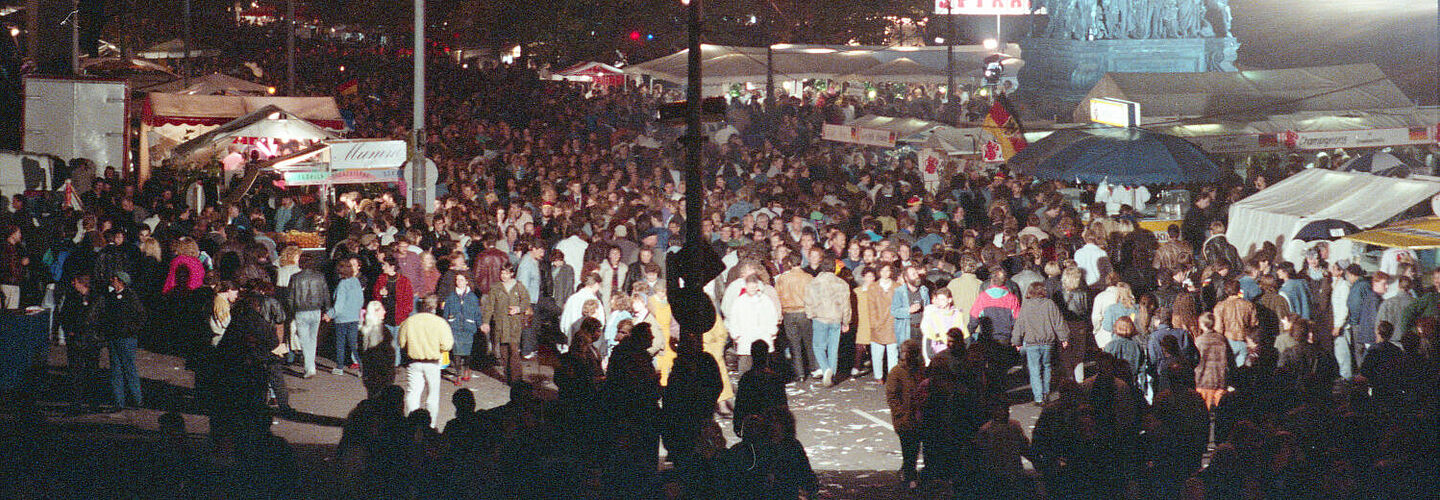 Bild aus Berlin in der Straße Unter den Linden am 3. Oktober 1990