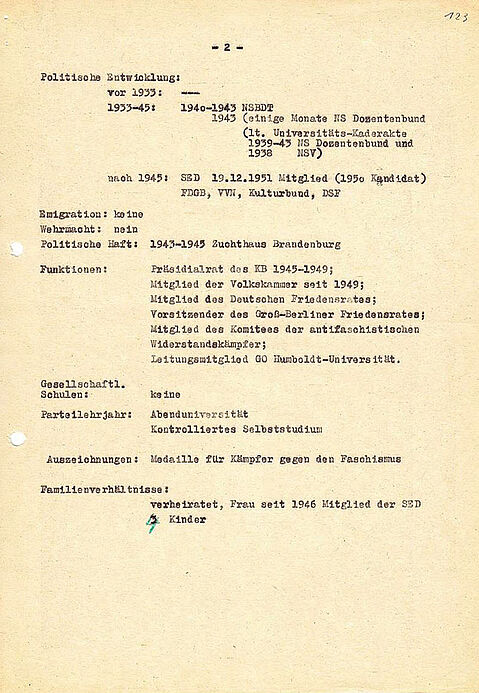 maschinengeschriebener Lebenslauf in tabellarischer Form mit an einer Stelle handschriftlich korrigierter Ziffer