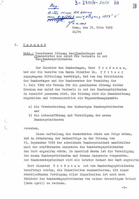 maschinengeschriebenes Dokument mit handschriftlich ergänzter Notiz sowie behördlichen Angaben am oberen Bildrand