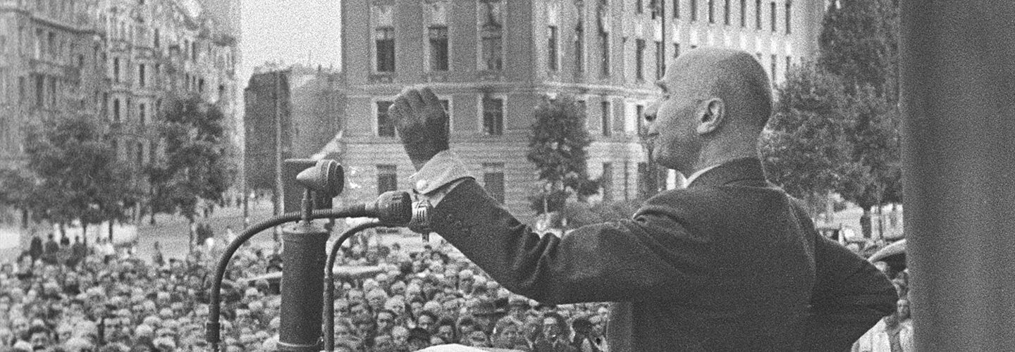 Jakob Kaiser, Vorsitzender der CDU für Berlin und die sowjetische Besatzungszone, während einer Rede auf einer Kundgebung vor dem Schöneberger Rathaus, 01.04.1946