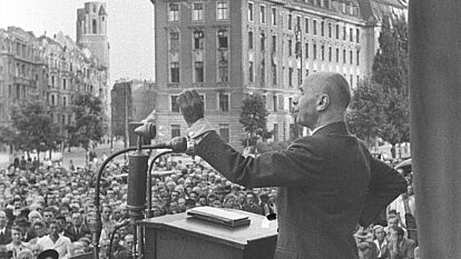 Jakob Kaiser, Vorsitzender der CDU für Berlin und die sowjetische Besatzungszone, während einer Rede auf einer Kundgebung vor dem Schöneberger Rathaus, 01.04.1946