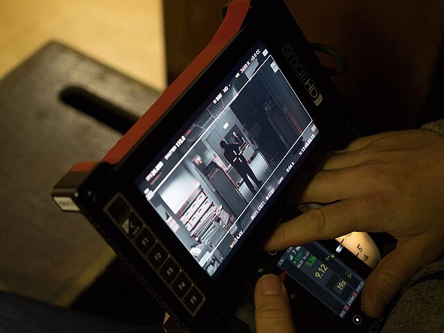 Blick auf den Aufnahmebildschirm Das Bild zeigt einen Bildschirm, auf dem eine Szene des Gundermann-Films zu sehen ist.