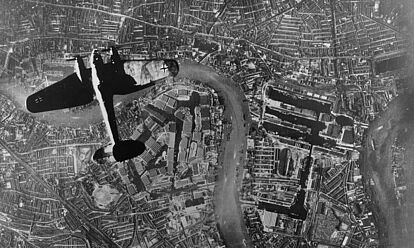 Ein Flugzeug des Typs Heinkel He 111 fliegt über London. Deutlich zu erkennen ist die Themse.