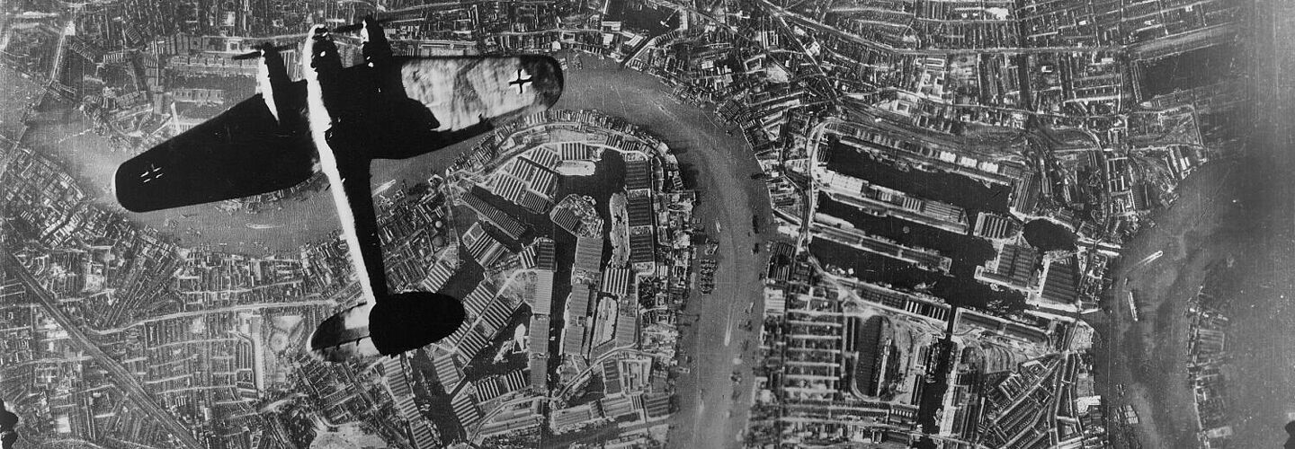 Ein Flugzeug des Typs Heinkel He 111 fliegt über London. Deutlich zu erkennen ist die Themse.