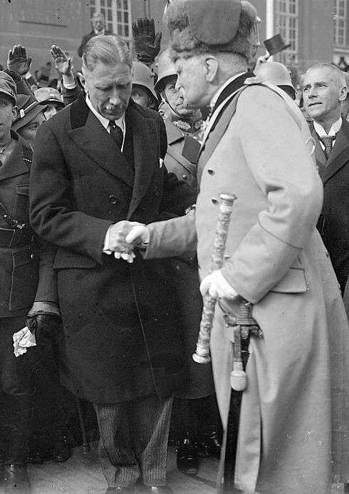 Vizekanzler von Papen und Generalfeldmarschall August von Mackensen in Potsdam