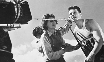Leni Riefenstahl mit dem US-amerikanischen Zehnkämpfer Glenn Morris bei den Dreharbeiten zum Olympia-Film